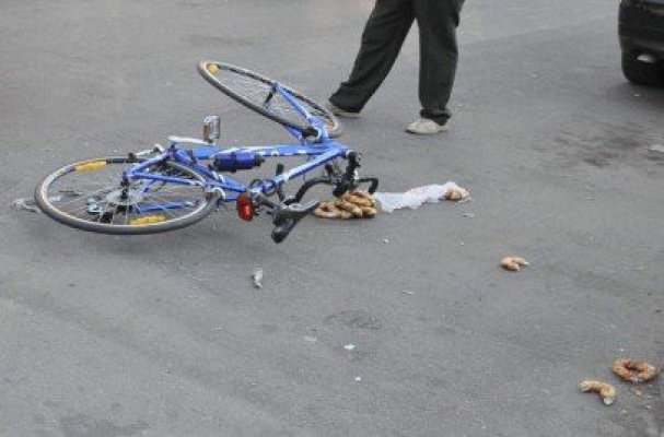 Un şofer băut a accidentat un biciclist şi şi-a văzut de drum!